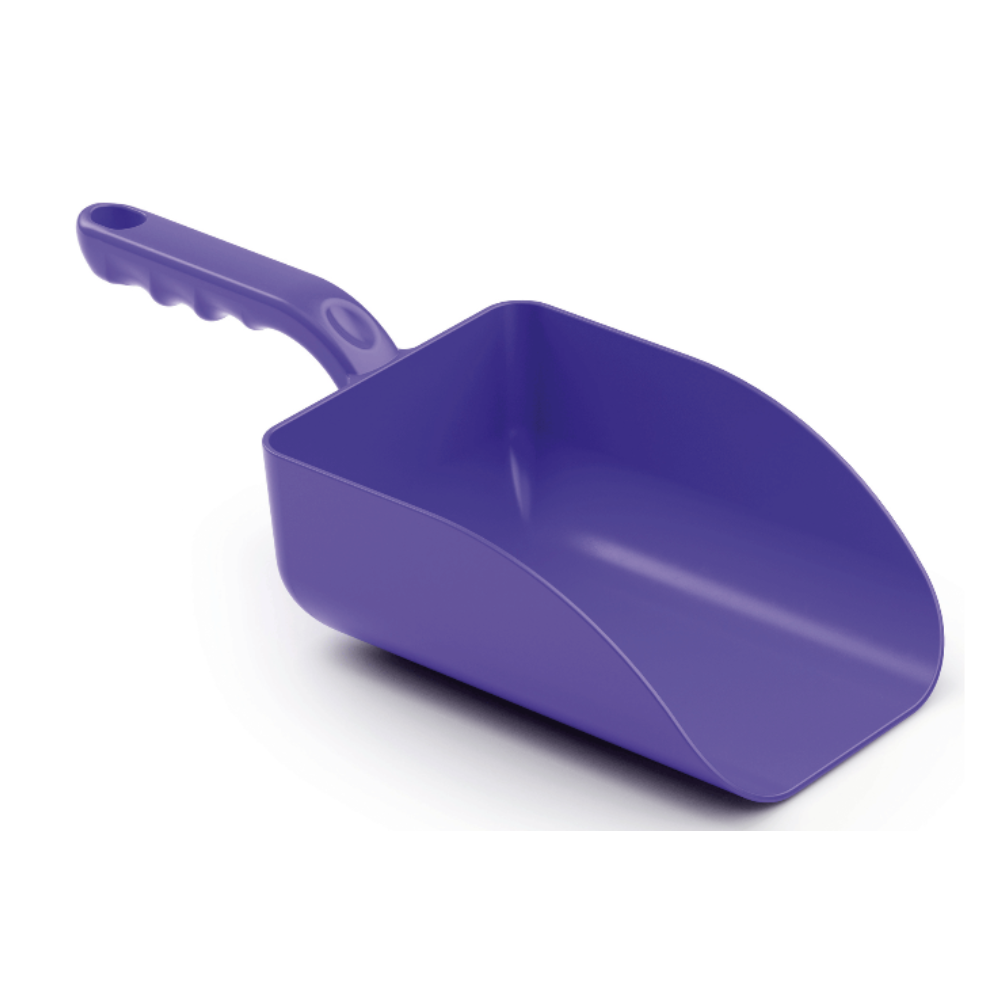 Die Haug Handschaufel Groß PP 328x136x79 mm von Haug Bürsten KG ist eine violette Kunststoffschaufel mit Griff, die zum Heben und Umfüllen von Schüttgütern konzipiert ist. Diese lebensmittelkonforme Handschaufel verfügt über eine glatte Oberfläche und ein tiefes, abgerundetes Becken und erfüllt somit die HACCP-zertifizierten Standards für Lebensmittelsicherheit.