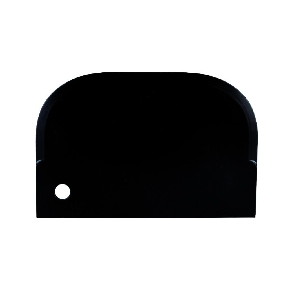 Das Objekt ähnelt einem Haug Schaber klein 15 x 10 cm von Haug Bürsten KG und weist ein schwarzes, rechteckiges Design mit abgerundeten oberen Ecken und einem kleinen runden Loch in der unteren linken Ecke auf. Seine glatte Oberfläche, möglicherweise aus Kunststoff oder Metall, verrät auf dem Bild nicht seinen Zweck.