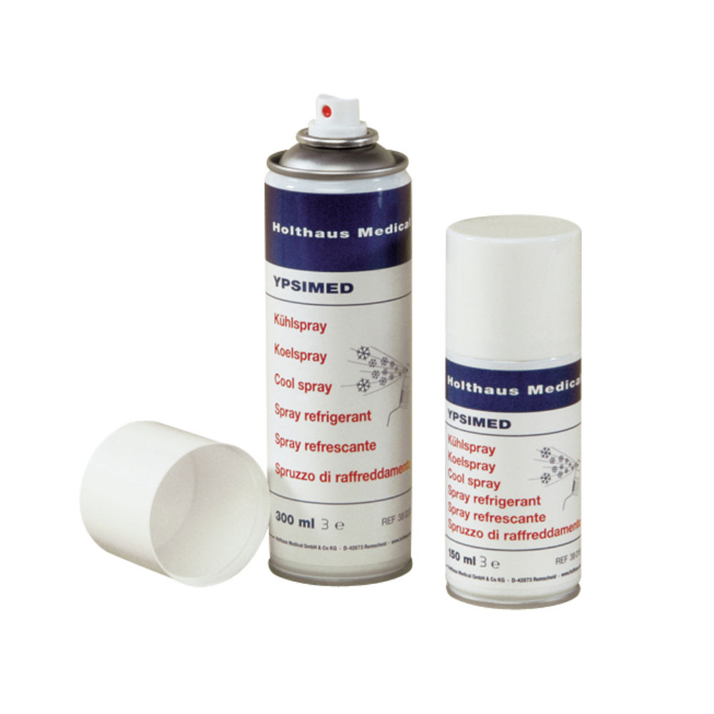 Zwei Dosen Kühlspray mit der Marke „Holthaus Medical GmbH & Co. KG“. Die linke Dose ist offen und ohne Deckel, die rechte Dose ist geschlossen und mit Deckel. Die Etiketten sind mehrsprachig und zeigen Füllmengen von 300 ml bzw. 150 ml an – ideal für Erste-Hilfe-Situationen, in denen Holthaus Ypsimed Kühlspray schnell aufgetragen werden muss.