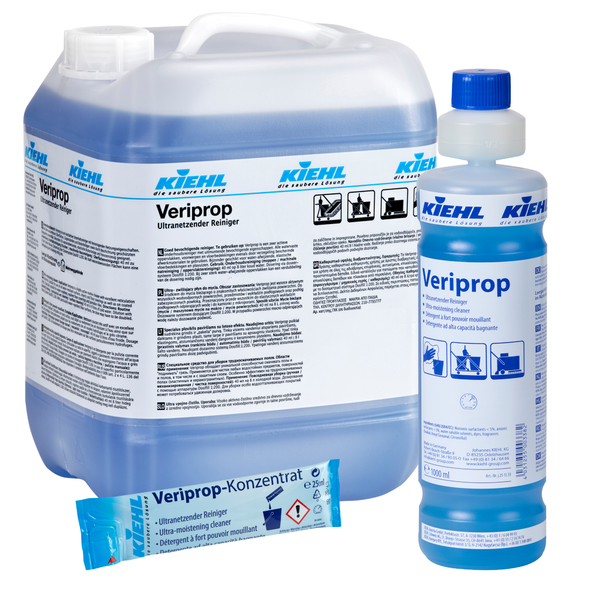 Ein großer Kunststoffbehälter, eine Flasche und eine Einzeldosispackung der Johannes Kiehl KG mit der Aufschrift "Kiehl Veriprop Ultranetzender Reiniger", jeweils gefüllt mit blauem Reiniger für ultranetzende Reinigung, mit sichtbaren Produktangaben und Anweisungen.