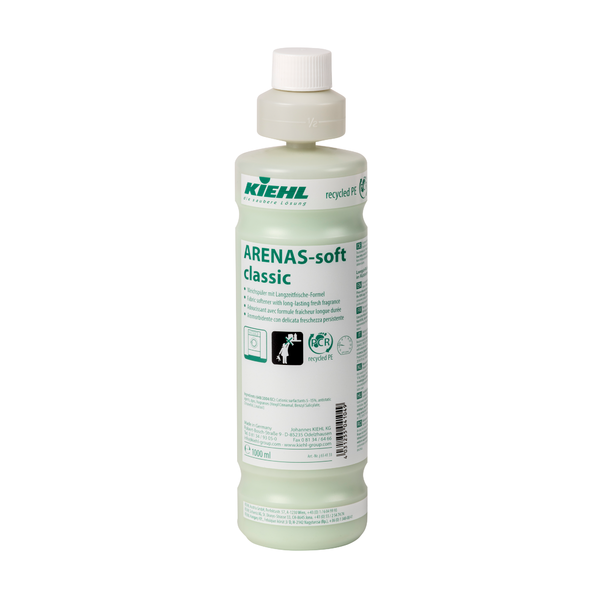 Eine weiße Kunststoffflasche des Kiehl ARENAS-soft Weichspülers mit Langzeitfrische-Formel der Johannes Kiehl KG verspricht mit grünem Etikett und Verschluss, Produktinfo und Recyclingsymbolen weiche Wäsche und lang anhaltende Frische.