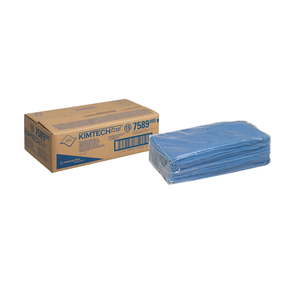 Ein Karton mit der Aufschrift "Kimtech® Mikrofaser-Oberflächenwischtücher - Blau" der Kimberly-Clark GmbH steht neben einem Stapel blauer Reinigungstücher, die in durchsichtigem Plastik verpackt sind und für die effektive Reinigung bereitstehen.