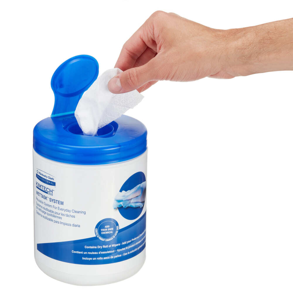 Eine Hand zieht ein weißes Kimtech® Wettask™ DS Wischtuch aus einem blau-weißen Kanister der Kimberly-Clark GmbH. Der Flip-Top-Behälter fasst 12 Nachfüllungen x 55 Blatt/Karton, ist für vielseitige Reinigungstücher beschriftet und zeigt Produktbilder.