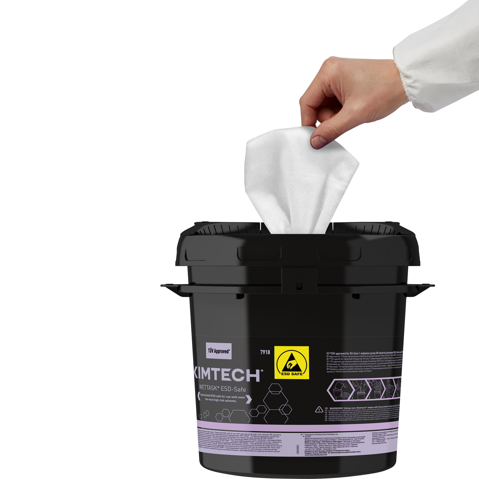 Eine Hand in einer weißen Hülle zieht ein Wischtuch aus einem schwarzen Kimtech® WETTASK* ESD Rollen Wischtuch Spender der Kimberly-Clark GmbH, der mit einem "ESD Safe"-Etikett, einem gelben Warnsymbol und weißem Text versehen ist - ideal für ESD-empfindliche Bereiche.