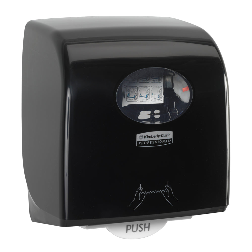 Der Aquarius™ Slimroll™ Rollenhandtuchspender in Schwarz von Kimberly-Clark GmbH verfügt über eine hygienische Handtuchausgabe, ein transparentes Sichtfenster, einen "PUSH"-Knopf an der Unterseite und Anleitungssymbole auf der Vorderseite.