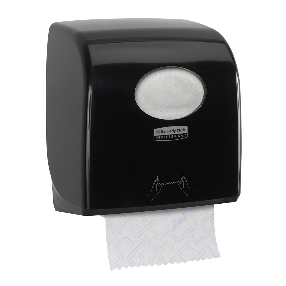 Der Aquarius™ Slimroll™ Rollenhandtuchspender in Schwarz (1 Spender/Karton) von Kimberly-Clark GmbH ist wandmontiert, zeigt durch das Fenster eine Rolle Papierhandtücher und sorgt für hygienische Handtuchentnahme.