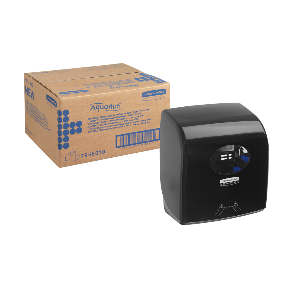 In der Nähe steht ein Karton mit der Aufschrift "Aquarius™ Slimroll™ Rollenhandtuchspender - Schwarz" der Kimberly-Clark GmbH, der mit einem transparenten Fenster und einem Handsymbol für hygienische Handtuchentnahme versehen ist.