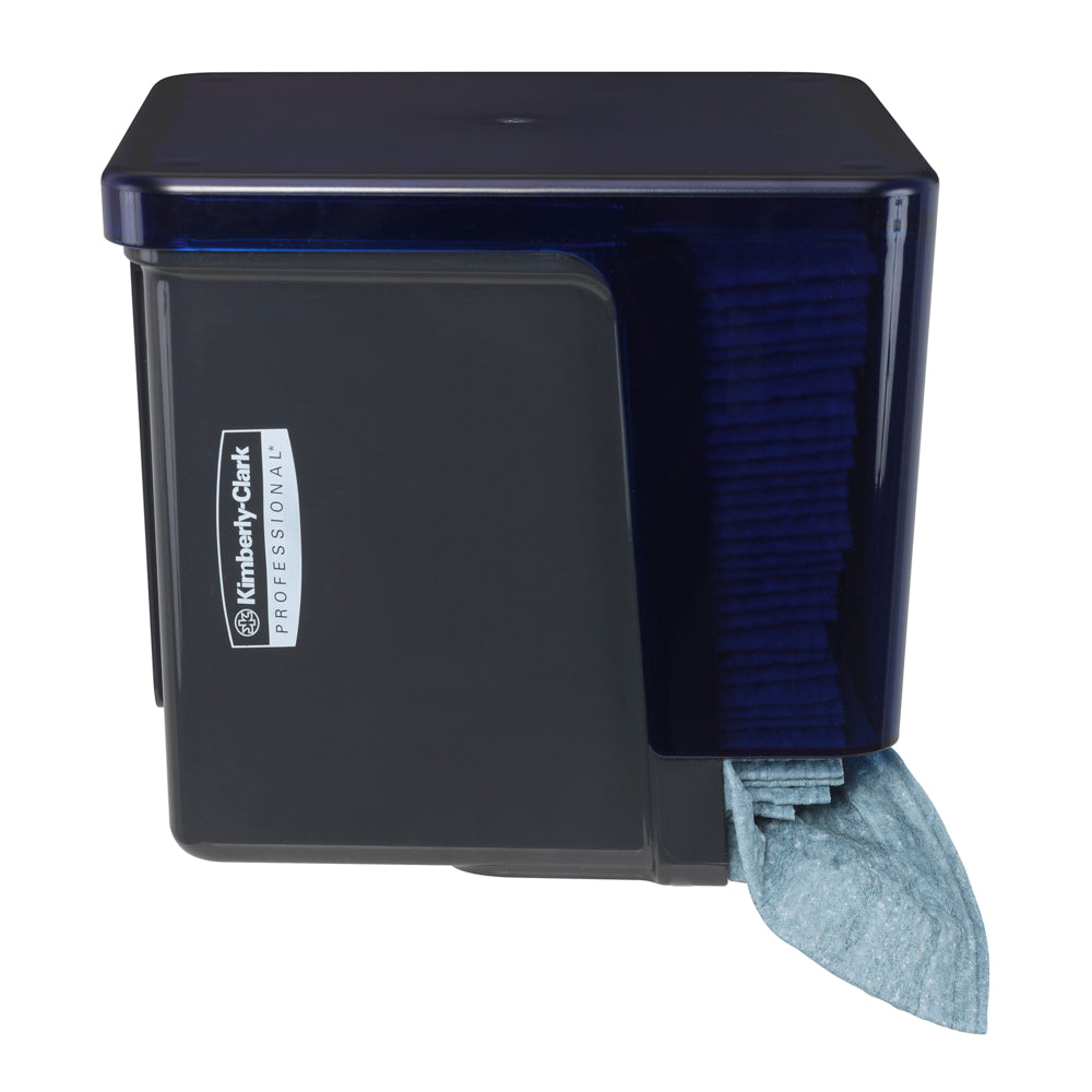 Ein grauer Kimberly-Clark Professional™ Wischtuch-Spender - Viertelgefaltet von Kimberly-Clark GmbH ist mit viertelgefalteten Tüchern abgebildet, die teilweise von unten entnommen werden, um eine hygienische Entnahme zu gewährleisten.