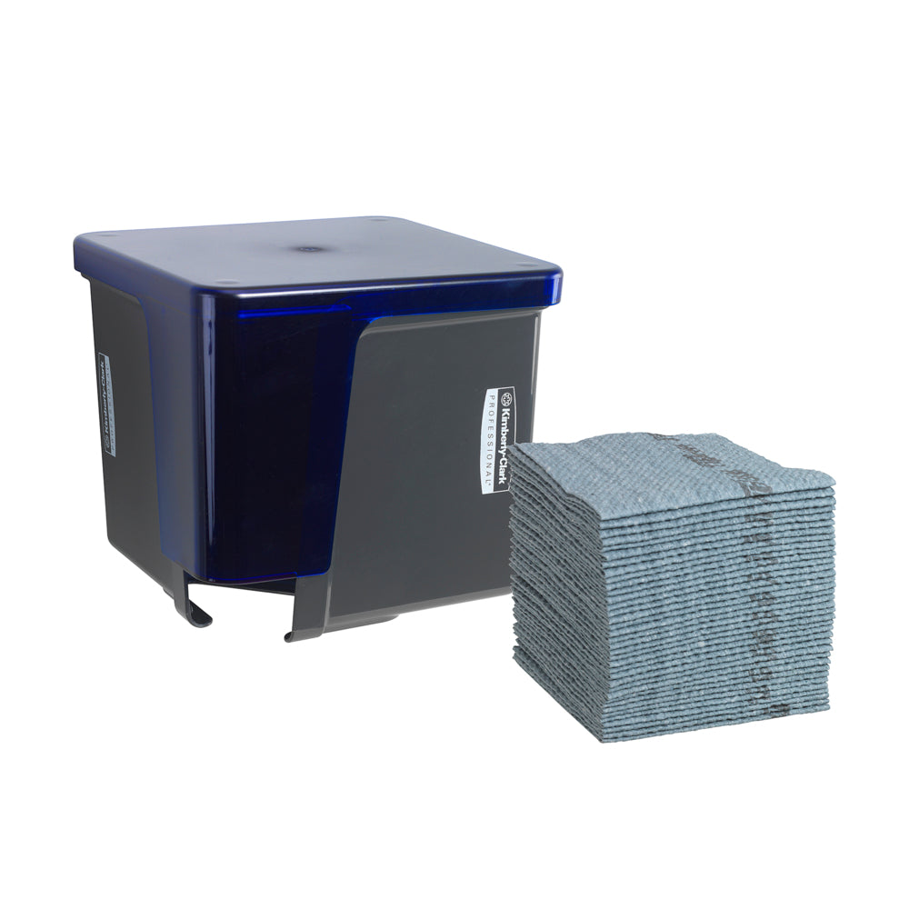 Ein grauer Kimberly-Clark Professional™ Wischtuch-Spender der Kimberly-Clark GmbH steht neben einem sauberen Stapel viertelgefalteter Wischtücher, die eine hygienische Entnahme ermöglichen. Beide Elemente sind vor einem schlichten weißen Hintergrund platziert.
