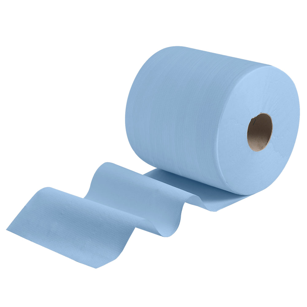 Eine große WypAll® X80 PowerClean Großrolle (31,00 cm x 31,50 cm) von Kimberly-Clark GmbH ist leicht ausgerollt und zeigt mehrere hellblaue Blätter mit einem Pappkern vor einem schlichten weißen Hintergrund, perfekt als Reinigungstuch für den professionellen Einsatz.