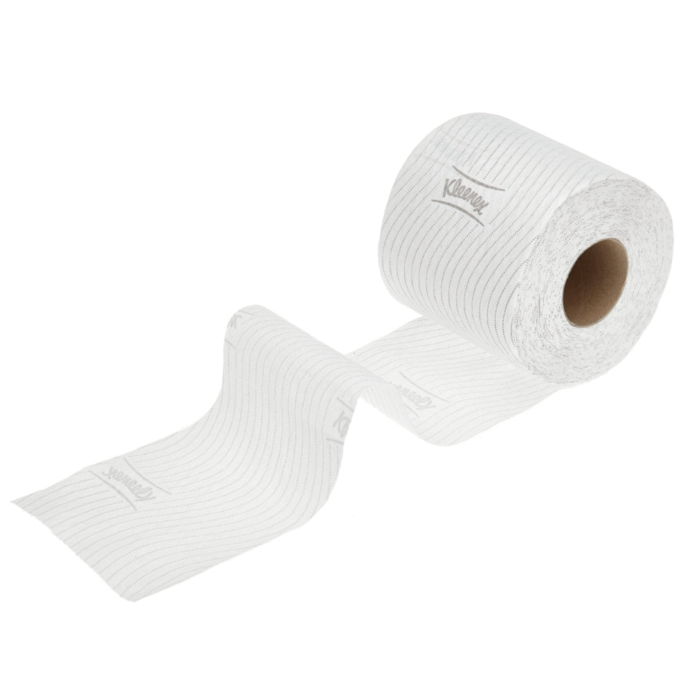 Eine einzelne Rolle der Kleenex® Toilettenpapierrollen (8 Packs x 12 kleine Rollen x 250 Blatt) der Kimberly-Clark GmbH wird auf weißem Hintergrund teilweise abgerollt und zeigt ihre weichen, strukturierten Blätter.