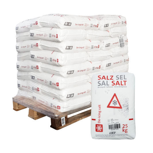 Auf einer Holzpalette ist ein Stapel mit 25 Säcken à 25 kg K+S AG Stein-Auftausalz Streusalz für den Winterdienst, trocken angeordnet. Eine Tüte steht aufrecht vorne und trägt die Aufschrift „SALZ SEL SALT“ sowie eine Schneeflocke und ein Warndreieck – perfekt für den Winterdienst. Das Produkt stammt von der K+S Minerals and Agriculture GmbH.