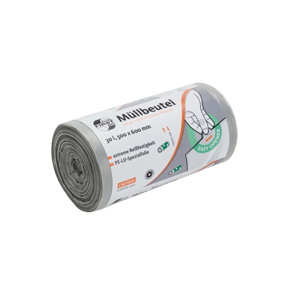 Eine Rolle grauer Müllbeutel von EMIL DEISS KG (GmbH + Co.), beschriftet als DEISS First Plus Pcr Müllbeutel 30 Liter, 34041, mit den Maßen „1500x600 mm“. Die Verpackung zeigt eine Hand, die einen Beutel herauszieht, und betont den 40%igen Post-Consumer-Rezyklat-Anteil und die klimaneutrale Produktion.