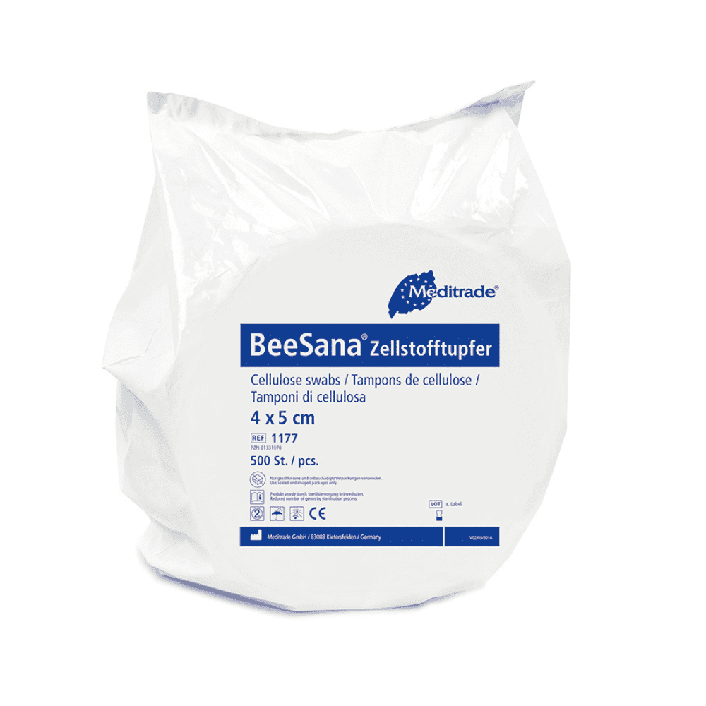 Die weiße Meditrade BeeSana Packung enthält 1 Rolle sterile Zellstofftupfer, 4 x 5 cm, 500 Stück - ideal für den chirurgischen Einsatz. Die Verpackung ist mit mehrsprachigem Text und dem Logo der Meditrade GmbH versehen.