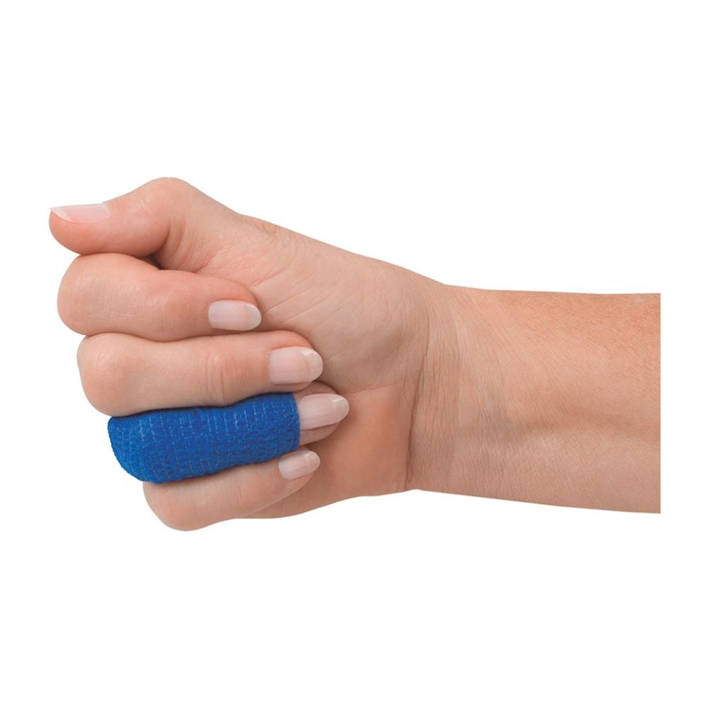 Eine Hand mit einem BeeSana© SafeCut Fingerverband der Meditrade GmbH in Blau umhüllt den Daumen zum Wundschutz. Die hellhäutige Faust ist leicht geschlossen, der Daumen nach außen gestreckt, vor einem schlichten weißen Hintergrund.
