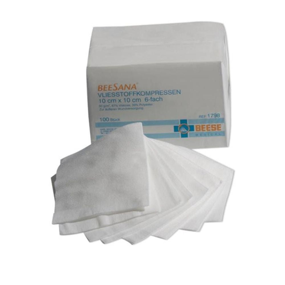 Gezeigt wird eine unsterile Meditrade BeeSana® Vlieskompresse-Packung mit 100 unsterilen, vierlagigen Blättern im Format 10 x 10 cm. Die Meditrade GmbH bezeichnet sie als ideal für die Wundversorgung. Mehrere Kompressen werden elegant außerhalb der Verpackung präsentiert, um ihre Wirksamkeit hervorzuheben.