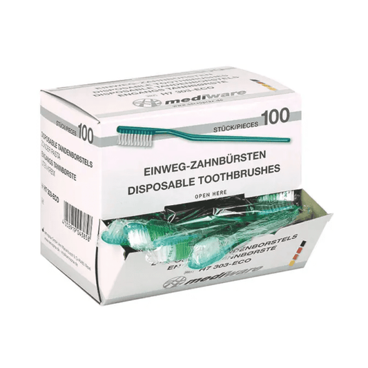 Eine Schachtel mit 100 Einmalzahnbürsten der Servoprax GmbH, beschriftet in Englisch und Deutsch. Die teilweise geöffnete Verpackung zeigt mehrere grüne Zahnbürsten im Inneren, auf denen der Produktname „Mediware Einmal-Zahnbürste ohne Zahnpulver grün – 100 Stück“ zu sehen ist.