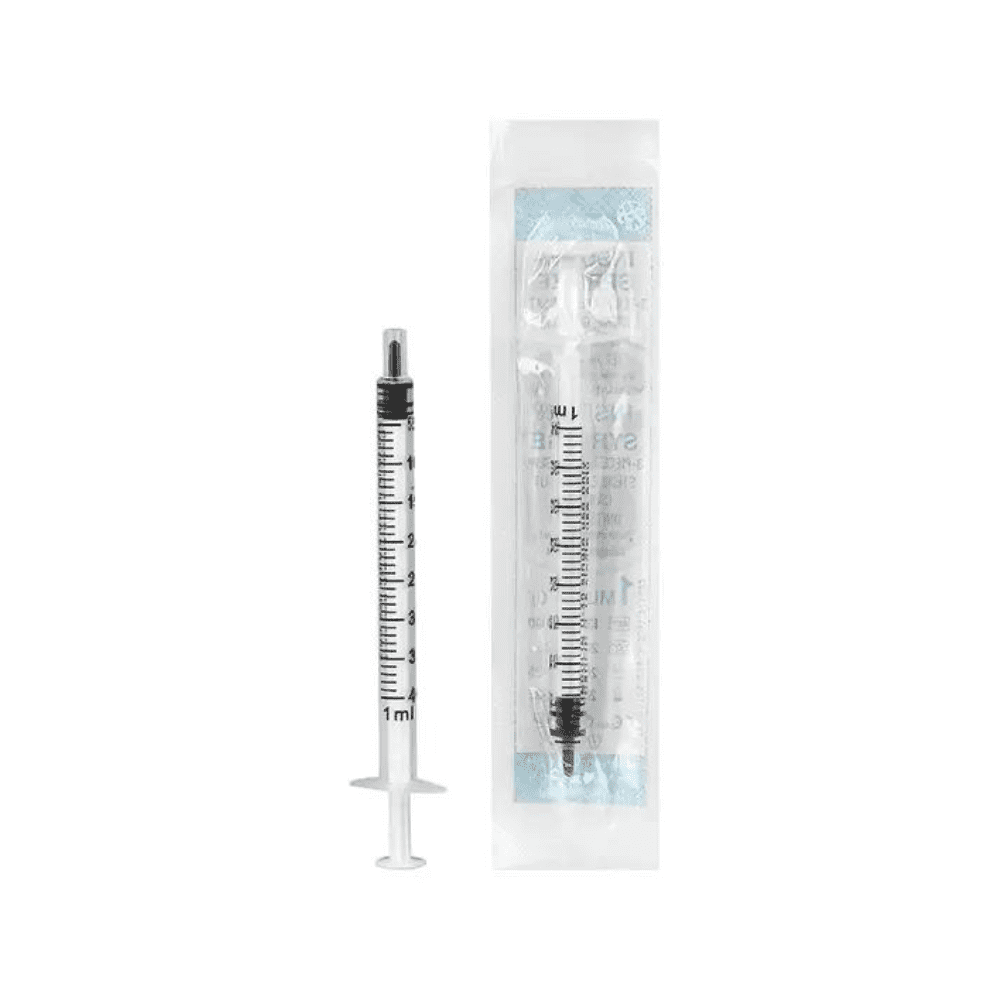 Eine 1-ml-Mediware-Insulinspritze von Servoprax GmbH wird neben ihrer Verpackung gezeigt. Die Spritze hat einen durchsichtigen Zylinder mit schwarzen Messmarkierungen, darunter U 40-Unterteilungen, und einen schwarzen Kolben. Auf der transparenten Verpackung ist ein sichtbarer Text zu sehen, der den Luer-Ansatz für eine einfache Verbindung hervorhebt.