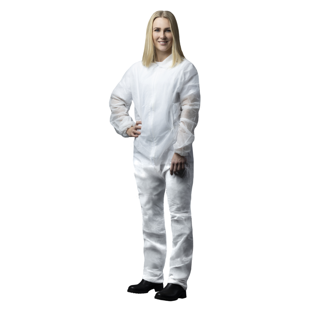 Eine Person in einem NITRAS PP-Overall der MCD MEDICAL CARE DENTAL GmbH mit Reißverschlussabdeckung steht mit einer Hand auf der Hüfte und trägt schwarze Schuhe vor einem weißen Hintergrund.