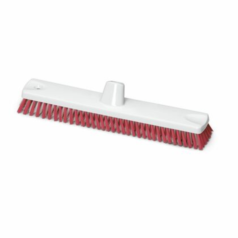 Der Nölle Profi Brush HACCP Großflächenwischer 45 cm verfügt über einen breiten, robusten weißen Kunststofffuß und dichte rote Polyesterborsten (PBT-Borste). Der Mittelteil ist mit einer Stielbefestigung ausgestattet, ideal zum Bodenschrubben und entspricht den HACCP-Standards.