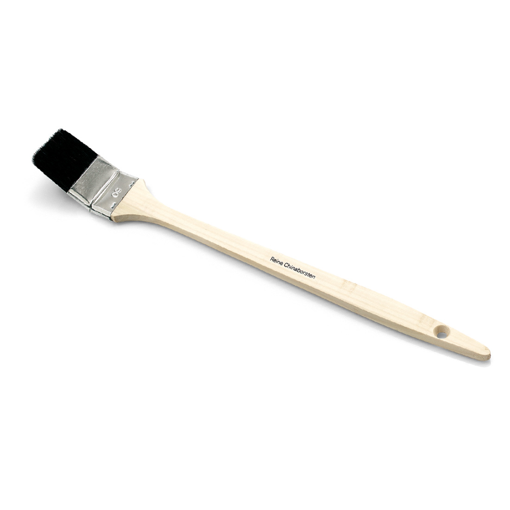 Der Nölle Profi Brush Handwerker-Heizkörperpinsel verfügt über einen Holzgriff mit Loch zur einfachen Aufbewahrung, schwarze Chinaborste-Borsten und eine silberne Metallzwinge. Die diagonale Darstellung auf weißem Hintergrund unterstreicht die Handwerkerqualität.
