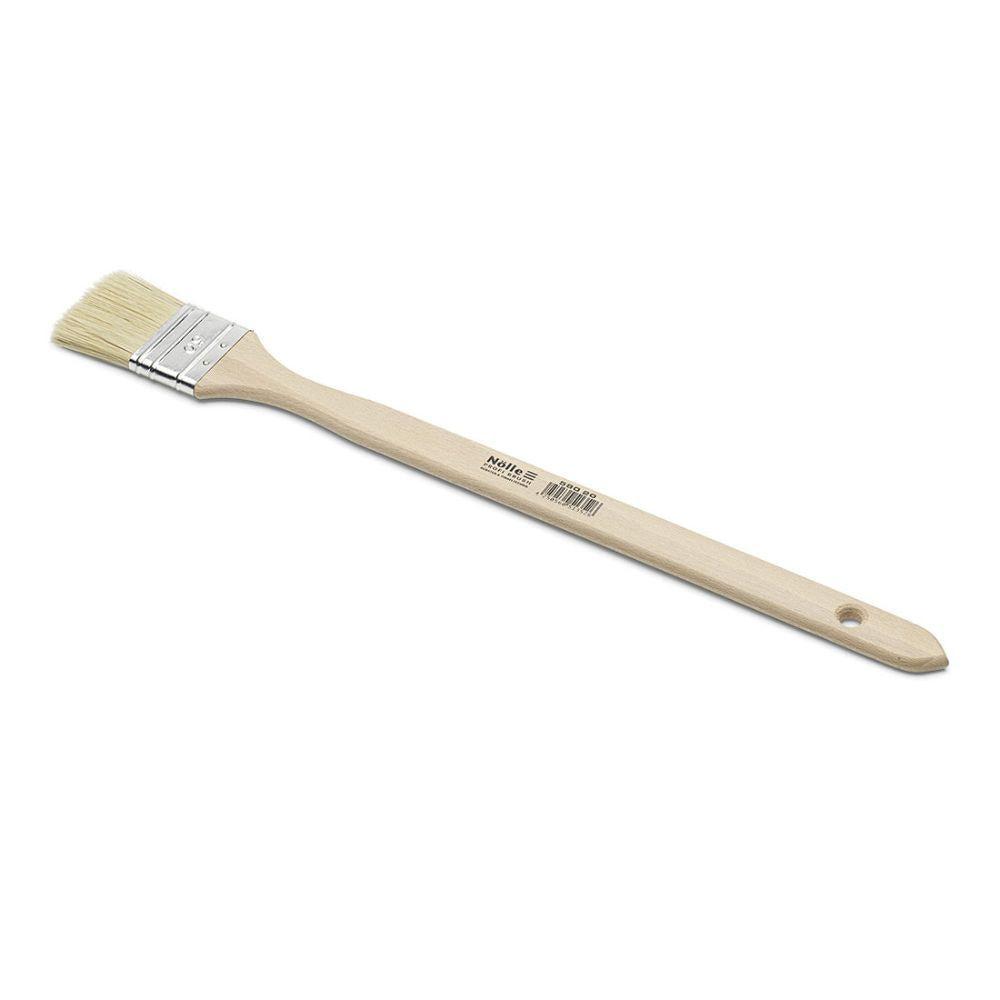 Der Nölle Profi Brush Heizkörperpinsel verfügt über einen langen Holzgriff mit kleinem Aufhängeloch, helle Naturborstenborsten und eine Metallzwinge, alles hergestellt in der Handwerkskunst von Nölle Profi Brush Bürsten- & Pinseltechnik e.K.