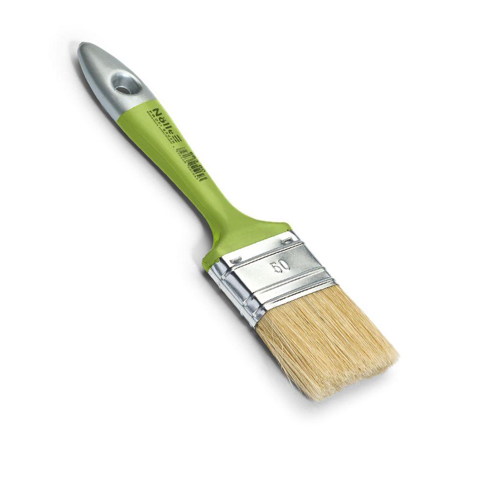 Der Nölle Profi Brush Lackierpinsel 6 verfügt über einen grünen Griff mit Markenlogo, beigefarbene Borsten aus heller Borstenmischung und eine vernickelte Zwinge. Bekannt für seine Handwerkerqualität, bietet er Präzision und Langlebigkeit für Lackierarbeiten.