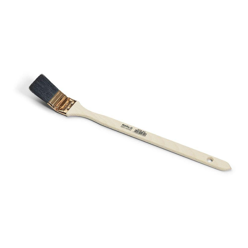 Der Nölle Profi Brush Maler-Heizkörperpinsel verfügt über langlebige schwarze Chinaborste-Borsten, einen langen Griff mit Aufhängeloch und ein Etikett in der Nähe der Borsten.
