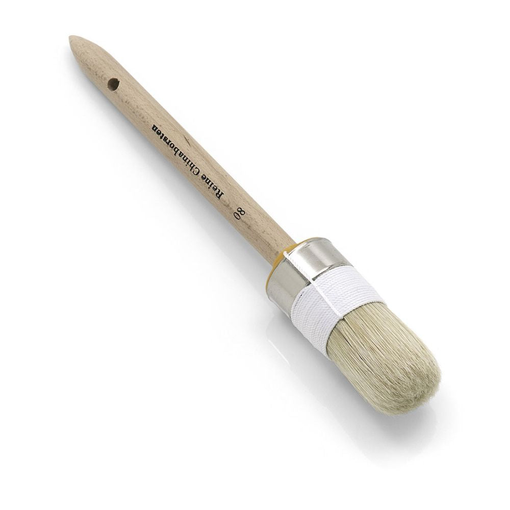 Der Nölle Profi Brush Maler-Ringpinsel verfügt über einen runden Holzgriff mit Metallzwinge, helle Borsten aus reiner heller Chinaborste für hervorragende Qualität und eine weiße Stoffbesatzung an der Zwinge. Der Griff ist elegant mit Text beschriftet. Perfekt für Malerprojekte.
