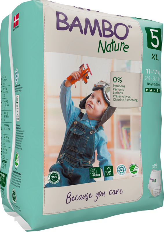 Eine Verpackung der Bambo Nature Pants von Abena Re-Seller GmbH, Größe 5 XL (11-17 kg), zeigt ein Kind in Latzhose mit einem Spielzeugflugzeug. Die umweltfreundliche Verpackung hebt die hautfreundlichen und umweltbewussten Eigenschaften hervor.
