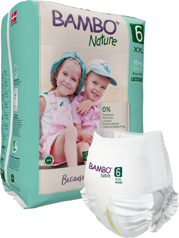 Abgebildet ist eine Packung Bambo Nature Pants der Abena Re-Seller GmbH für Kinder über 15 kg mit zwei lächelnden Kindern in Hüten und Latzhosen auf der Verpackung. Im Vordergrund ist eine einzelne Windel zu sehen.