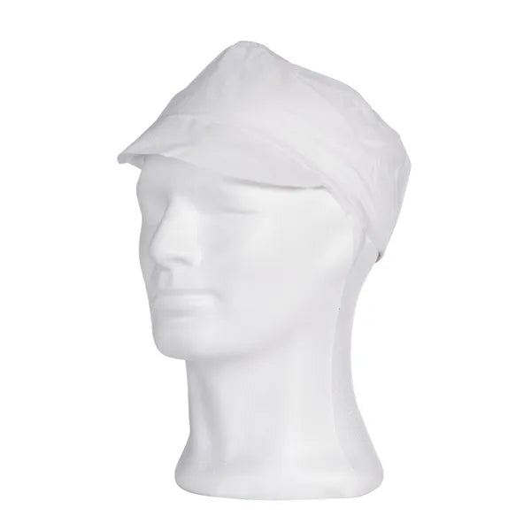 Eine weiße AMPri PP-Mütze mit Schirm (Größe M, Box 100 Stück) wird auf dem Kopf einer Schaufensterpuppe gezeigt, ideal als Hygieneschutzmütze in der Lebensmittelverarbeitung. Die Mütze hat eine kurze, abgerundete Krempe und ist auf weißem Hintergrund abgebildet.
