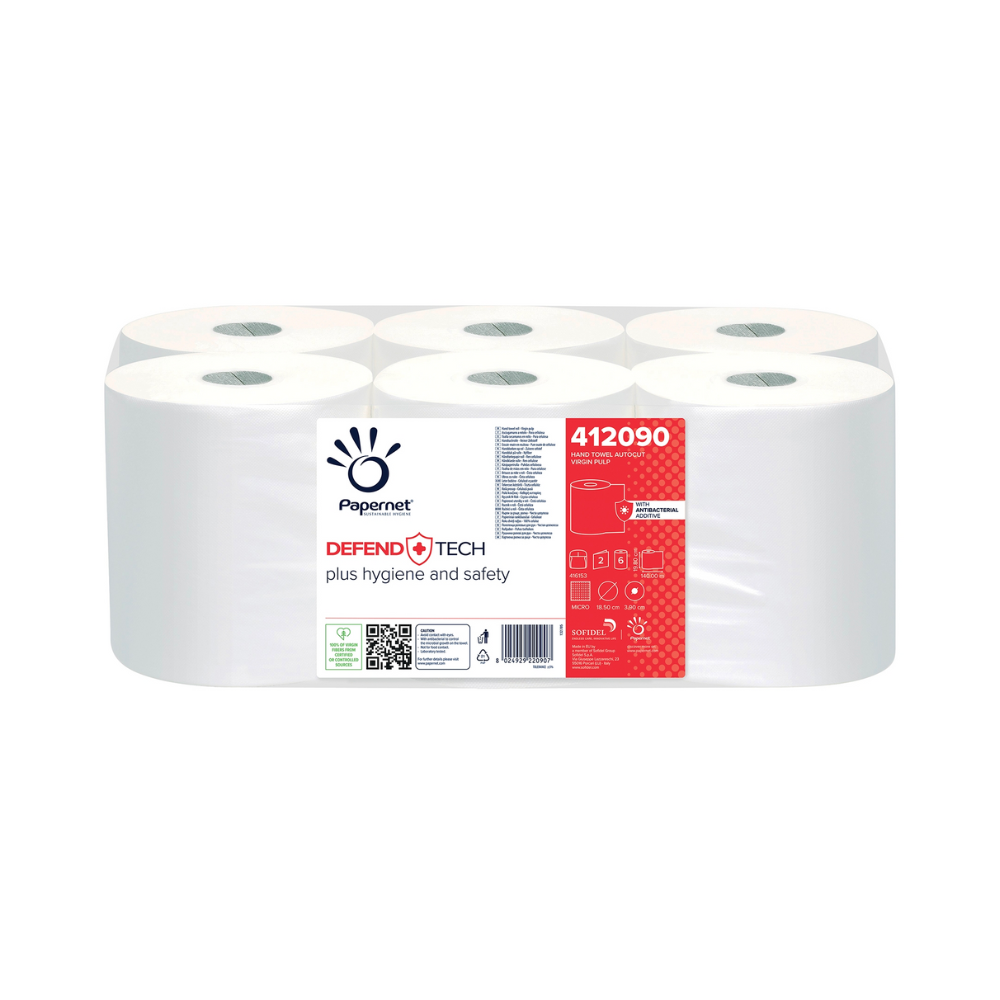 Ein Sechserpack Papernet Autocut Handtuchrollen mit den Maßen 140 Meter x 19,8 cm ist in transparenter Folie verpackt. Auf dem Etikett steht „Sofidel Germany GmbH“ und der Produktcode 412090. Antibakterielle QR-Codes und Sicherheitssymbole auf der Verpackung sorgen für höchste Hygiene.
