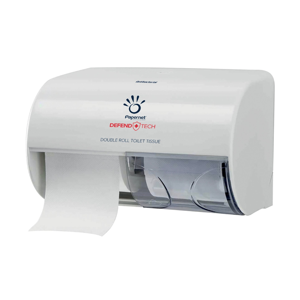 Ein weißer Papernet Dual Topa Kleinrollenspender von Sofidel Germany GmbH ist aus antibakteriellem Kunststoff gefertigt. Er trägt das Markenlogo und die Worte „Defend Tech Technologie“ auf der Vorderseite, wobei eine Rolle Toilettenpapier teilweise aus dem Schlitz ausgegeben wird.