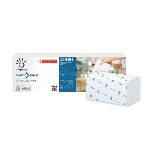 Eine Hand zieht eine Serviette aus der Papernet ¼ Falz Servietten-Verpackung der Sofidel Germany GmbH, die stolz das FSC-zertifizierte Label präsentiert. Die Verpackung, verziert mit einem blauen Logomuster, präsentiert wichtige Details wie den Artikelcode 416181, der die Exzellenz der Ready Table Technologie verkörpert.