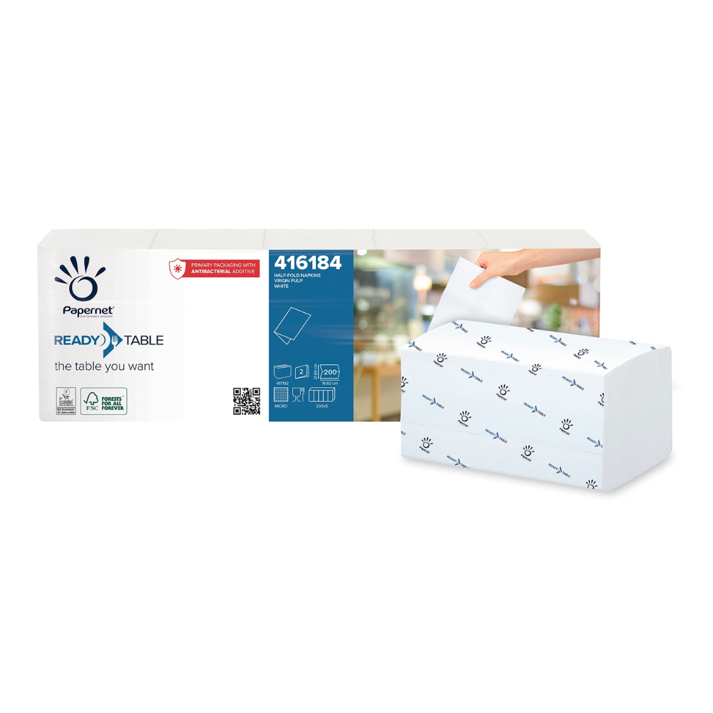 Eine Packung Papernet ½ Falz Servietten mit Ready Table Technologie, Artikelnummer 416184, zeigt eine Hand, die eine der zweilagigen, FSC-zertifizierten Servietten nimmt. Die Verpackung enthält 250 Servietten und ist mit einem dezenten blauen Muster verziert. Marke: Sofidel Germany GmbH.