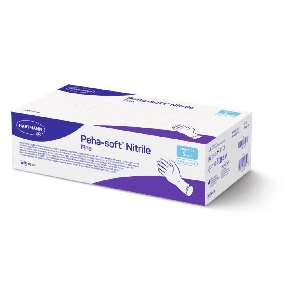 Eine Schachtel mit Einweghandschuhen Peha-soft® nitrile fino der Paul Hartmann AG in der Größe S 5-6 weist ein weiß-violettes Design mit Abbildungen und Symbolen auf, die auf die puder- und latexfreien Eigenschaften hinweisen.