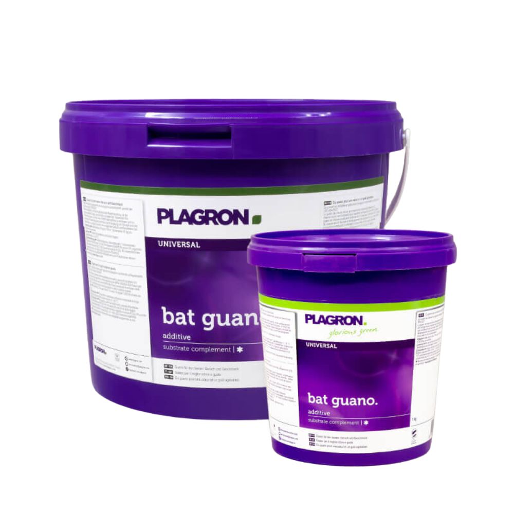 Es werden zwei Plastikbehälter mit Plagron Bat Guano von Bertels B.V. ausgestellt, wobei der größere hinter dem kleineren steht. Beide haben violette Deckel und Etiketten mit Produktinformationen und Markenzeichen.