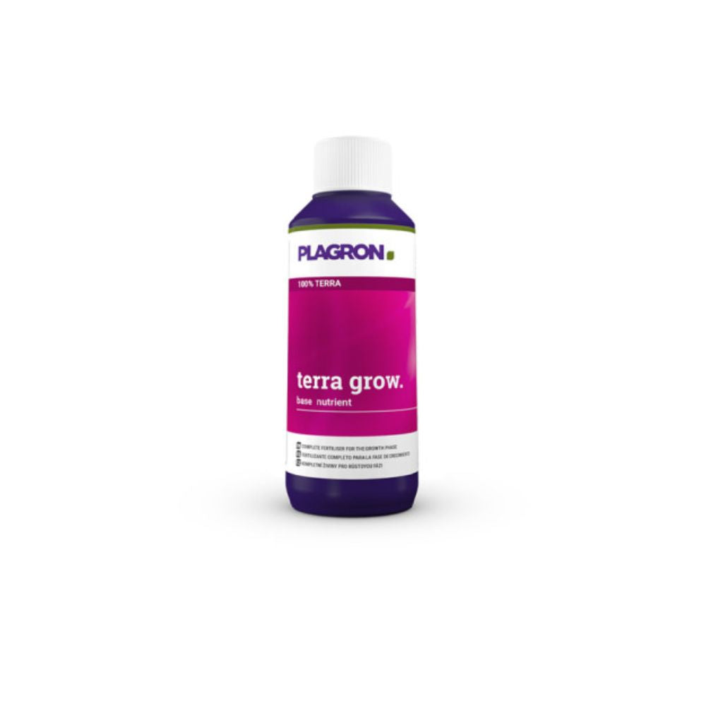 Der Plagron Terra Grow von Bertels B.V. ist ein mineralischer Basisdünger für die Wachstumsphase, der schnelleres Pflanzenwachstum verspricht. Er verfügt über ein elegantes Design mit einem violetten Etikett, weißem und grünem Text und einem weißen Schraubverschluss.