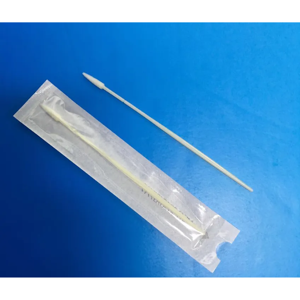 Ein verpackter Pluslife Kontrolltupfer zur Erkennung von HPV und STI liegt neben einem unverpackten Tupfer auf einer blauen Oberfläche. Beide Tupfer haben lange weiße Griffe mit kleinen Spitzen an einem Ende und sind für den medizinischen oder Laborgebrauch konzipiert, um eine hohe Testempfindlichkeit bei der Probenentnahme zu gewährleisten.