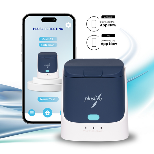 Ein Pluslife-Diagnosegerät sitzt vor einem Smartphone, das die Oberfläche der Pluslife Testing-App anzeigt. Die Symbole zeigen an, dass die App für Android und iOS zum Download verfügbar ist. Im Hintergrund befinden sich blaue grafische Elemente.