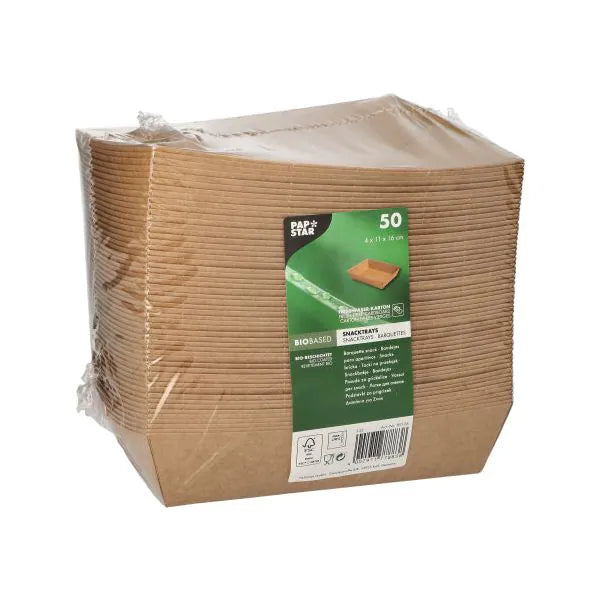 50 braune, rechteckige PAPSTAR Snacktrays aus Pappe "pure" als nachhaltiges Einweggeschirr, von PAPSTAR GmbH, in Plastik verpackt und mit grünem Label mit Produktinfos auf der Vorderseite.