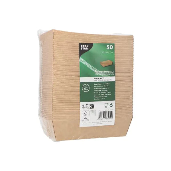 Ein versiegelter Stapel von 50 braunen PAPSTAR "pure" Snacktrays aus Karton (3,5 x 12 x 7 cm) mit einem grün-schwarzen Etikett der PAPSTAR GmbH für umweltfreundliche, nachhaltige Einweglösungen.
