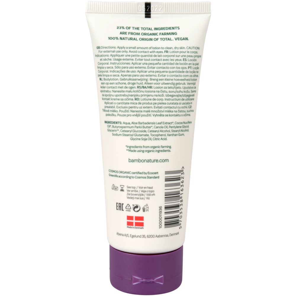 Eine weiße Tube Bambo Nature Körperlotion (100 ml, Farb- und Parfümfrei) von Abena Re-Seller GmbH mit Informationen zu empfindlicher Haut, hypoallergenen Angaben, Anwendungshinweisen, Inhaltsstoffen, Zertifizierungen, Barcode und Website auf dem Rückenetikett. Packung: 6 Stück.