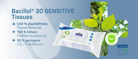 Eine Packung Bacillol 30 Sensitive Tissues ist vor grünen Blättern abgebildet. Der Text hebt das plastikfreie Material, die höhere Paletteneffizienz und den geringeren CO₂-Fußabdruck des Produkts hervor. Auf der rechten Seite sind die Zertifizierungslogos zu sehen.