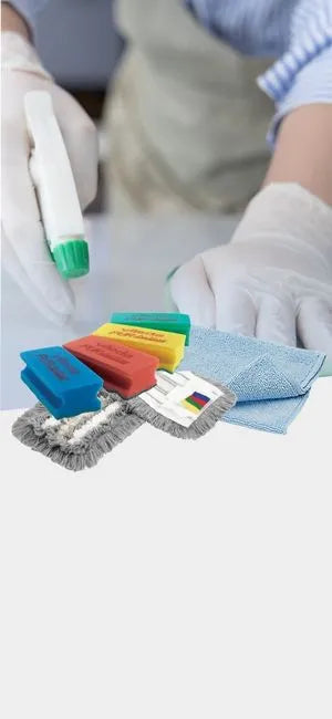 Reinigungszubehör mit Schwämmen, Mikrofasertüchern, Moppaufsatz und Sprühreiniger in professioneller Anwendung.