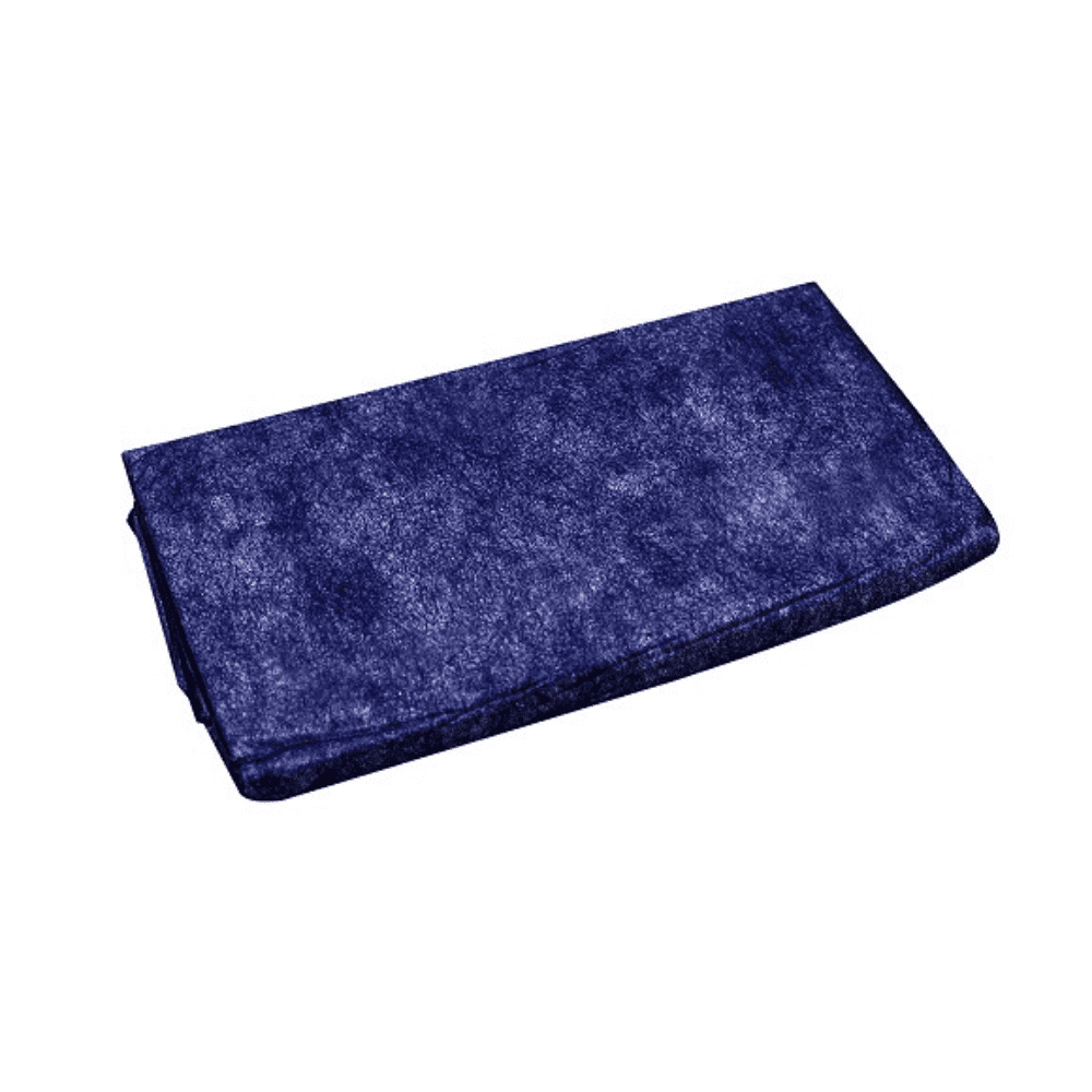 Eine gefaltete Einmal-Patientendecke mit Papierfüllung von Rescue Trade in tiefem Blau erinnert an Luxus und wird elegant auf einem strahlend weißen Hintergrund präsentiert.