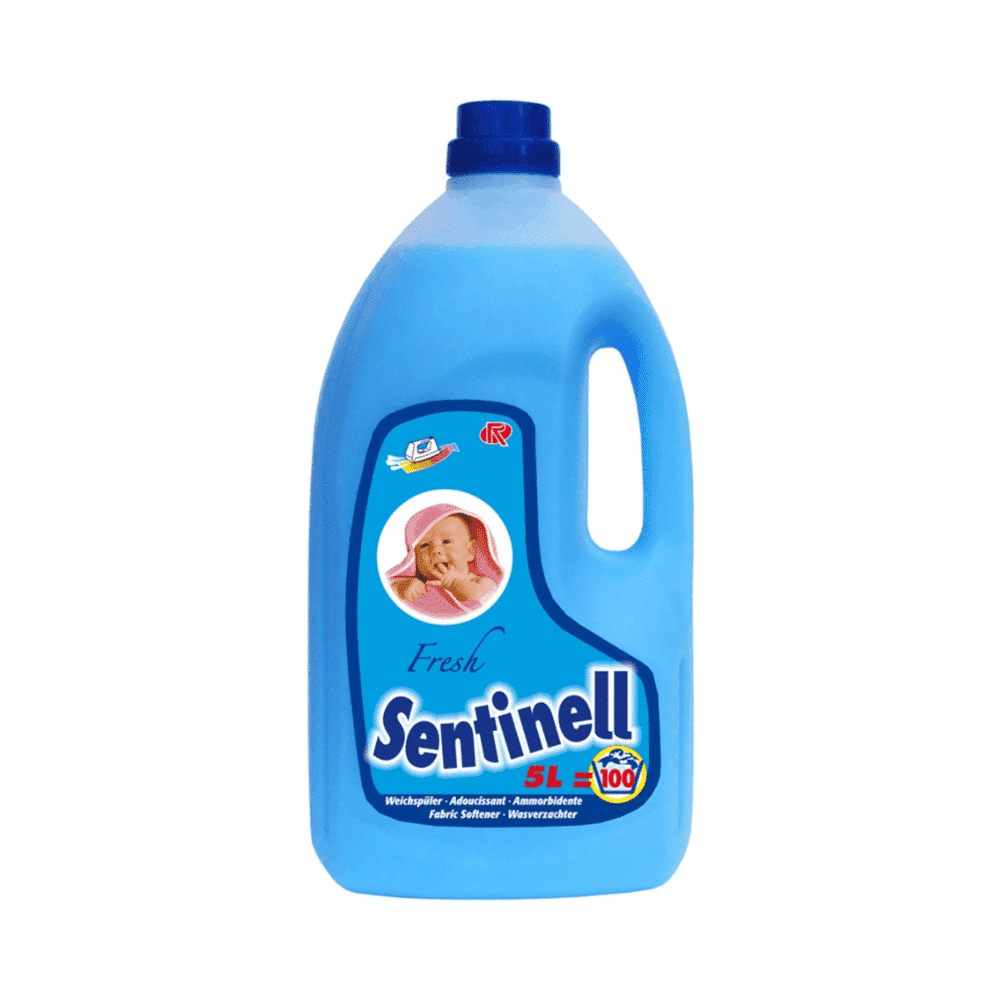 Eine 5-Liter-Großflasche des Weichspülers Rösch Sentinell Fresh Weichspüler von Rösch Germany GmbH ist in Blau erhältlich, trägt ein Etikett mit einem lächelnden Baby und wirbt für 100 Waschgänge mit frischem Duft. Das Design umfasst einen ergonomischen Griff und ist für eine bequeme Verwendung mit einer blauen Kappe verschlossen.