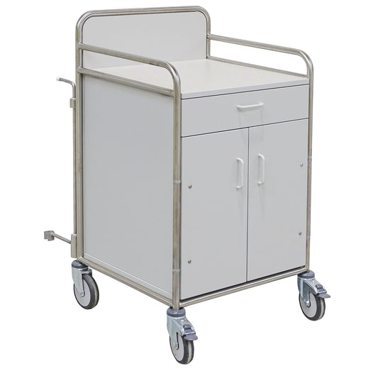 Der Novocal Stationswagen aus Edelstahl mit rundum verschweißten Rohrverbindungen, Metallgeländern, Schublade, Doppeltürenschrank und vier Lenkrollen ist ideal für den Einsatz in Gesundheitseinrichtungen.