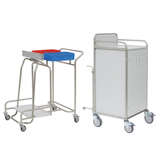 Abgebildet sind zwei Medizinwagen: ein Novocal Stationswagen aus Edelstahl mit vollverschweißten Rohrverbindungen und zwei Behältern sowie ein weißer Rollschrank mit Türen und Metallgriff. Marke: Novocal.